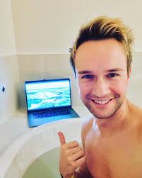 Cyril féraud is a french television presenter. Cyril Feraud Visionnage D Un Futur Episode De Facebook