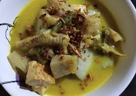 Selain dinikmati dengan opor, lontong atau ketupat ternyata juga memiliki pasangan klop lainnya, yakni lontong sayur. Resep Lontong Sayur Ala Saya Enak Resep Enyak