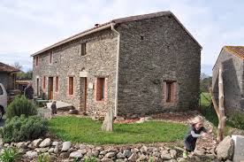 La maison est organisée par un méandre de formes de pierres cette belle résidence en pierres et béton rénovée a été conçue par clavienrossier architects en suisse. Renovation Ecologique D Une Maison Pierre La Maison Ecologique