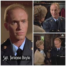 Jessica indaga con..... Il sergente Boyle (Mark Rolston 7 dicembre 1956)  Mark Rolston lo vedremo nuovamente nel ruolo del sergente Terence Boyle in  S11. E20 "Another Killing in Cork" "La black Maria" .