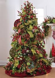 I Like The Wide Ribbon And Big Ornaments On This Tree Christmas Decorations Pretty Christmas Trees Christmas Tree Decorations