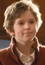 He was born alfred thomas highmore in camden town, london, england, to sue (latimer), a talent agent, and edward thomas highmore, an actor. Freddie Highmore Age Height Sexuality Biography Family