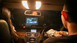 Sebelum berkendara di malam hari, selalu cek kebersihan kaca depan mobil baik dari luar maupun dalam. Asyiknya Nonton Film Di Bioskop Drive In Saat Malam Minggu