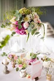 Tischdeko Mit Hoher Vase Und Blumenkugel Hochzeitsdekoration Blumenschmuck Hochzeit Blumenkugel
