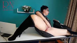 SEXRETARY Segretaria senza mutandine con vestito nero Tacchi in ufficio