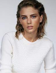 Wonderland is a bonus track from the deluxe edition of 1989. 7 Wonders Taylor Swift Wonderland Magazine