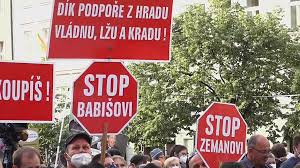 Protestu milionu chvilek, který probíhá v praze, se podle odhadů účastní okolo 2000 lidí. Milion Chvilek Demonstroval Proti Benesove Resort Ovesil Rezignacnimi Dopisy Idnes Cz
