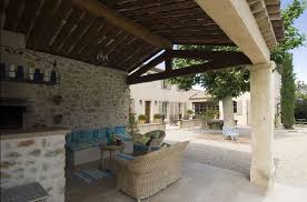 Terrasse Couverte Au Charme Provencal Avec Toiture A La Charpente Traditionnelle Apparente Terrasse Couverte Decoration Terrasse Piscine Simple