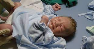 Pada bayi baru lahir, sianosis bisa menyebabkan bibirnya menjadi hitam. Alasan Tubuh Bayi Membiru Usai Persalinan Normal Popmama Com