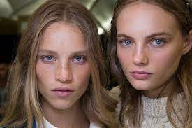 Undoubtedly, highlighting hair can be a fiddliest task to carry on. How To Highlight Your Hair From Home With Diy Colour Kits Grazia