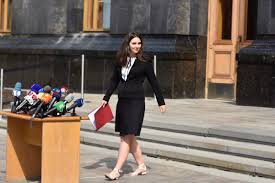 Последние твиты от iuliia mendel (@iuliiamendel). Sekretarsha Zelenskogo Mendel Vlyapalas V Gromkij Skandal S Vsu Znaj Yua