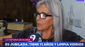 La historia de Gloria: fue psicóloga y hoy limpia vidrios en Mendoza para  ayudar a quienes no tienen qué comer