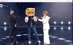 Colpo di scena durante la semifinale di ieri sera de il cantante mascherato. Ffd8xnmzxadsum