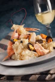Disposez Une Premiere Couche De Choucroute Cuite Dans La Cocotte Ajoutez Les Baies De Genievre Et Le Vin Dis Choucroute De La Mer Choucroute Choucroute Cuite