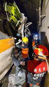 【#台铁太鲁阁号驾驶视角#曝光】4月2日，#台铁列车发生脱轨事故#，已致数十人死亡。 初步研判是斜坡上的工程车未拉手刹滑落后撞上列车。 灾难已造成数十人死亡，包括33岁的列车司机。 报道称，1月份太鲁阁号驾驶视角画面显示司机在该路段遇突发情况几乎难以刹车。 l新京报我们视频. Xim4qmqthgozjm