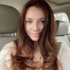 Elizabeth Nadeau's Instagram, Twitter & Facebook