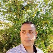 الهرم الوحيد الذى ما زال محتفظ باكثر من ٧٠% من الكساء الخارجى. الهرم  المنكسر دهشور ويعتبر هذا الهرم من اهم الاهرامات فى مصر ويطلق عليه ايضا اسم  الهرم المنحنى وهو هرم الملك