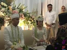 Rumah yang sempit identik dengan halaman rumah yang nyaris tidak ada juga. Digelar Di Gang Sempit Pernikahan Siti Badriah Tetap Megah