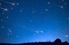 Pioggia Di Stelle Cadenti Il Bacio Tra Luna E Marte Solcato Dalle Piscidi Greenme Stelle Cadenti Cielo Notturno Stelle