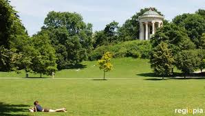 ˈʔɛŋlɪʃɐ ˈɡaʁtn̩, english garden) is a large public park in the centre of munich, bavaria, stretching from the city centre to the northeastern city limits. Parks Und Garten In Munchen