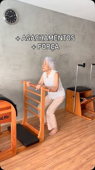 O agachamento é um dos exercícios mais completos e essenciais para os  idosos. Ele fortalece as pernas, melhora o equilíbrio e garante mais  segurança nos movimentos do dia a dia. Afinal, atividades ...