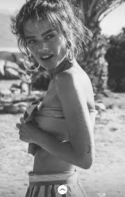 Black And White Photography People Full Body Beautiful Black And White Photography Women Blackandwhitephotographywomen Black And White Beach White Photography Black And White People