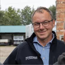 Bauunternehmer Marco Friedrich aus Döbbelin möchte nach 30 Jahren Vollgas  ruhiger treten. Mit Patrick Maron übernimmt ein Mitarbeiter der ersten  Stunde das Geschäft.