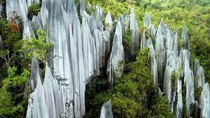 Semua dapat dinikmati di area ini, mulai dari hotel yang nyaman dan berstandar internasional, tempat berbelanja, tempat rekreasi, theme parks dan water parks. 10 Tempat Wisata Di Malaysia Yang Wajib Dikunjungi