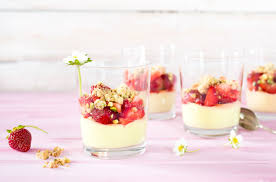 Verrines Fraises Creme Et Crumble A La Pistache Fou Des Foodies Photo De Catherine Cote Food Desserts Foodie