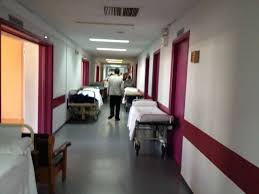 Ιδιώτες που έπαθαν ατύχημα κοντά στο νοσοκομείο μεταφέρθηκαν εδώ για πρώτες βοήθειες και μέχρι να διακομιστούν με ασφάλεια σε πολιτικό. Mono Sthn Psyxiatrikh Toy Eyaggelismoy Krebatia Se Diadromoys Ta Nea