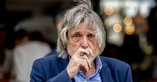 Modejournalist analyseert kledingstijl van Johan Derksen: 'De tornado van  Hilversum!'