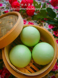 材料 包面粉 500g 幼糖 150g 水 235g 酵母 1茶匙发粉 1茶匙白油 35g 做法 1 将所有材料 除了白油 放入搅拌器混合均匀 搅打成团后才加入白油继续搅打成光滑及富有弹性 2 chinese food culture steam recipes asian cake