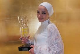 Noor neelofa mohd noor, better known by her stage name neelofa or simply called lofa by her family and friends, is a malaysian actress, television. Showbiz Neelofa Receives Award In Monte Carlo