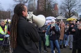 Wordt ook wel 'vader des vaderlands' genoemd. Demonstratie Op Malieveld Tegen Politiegeweld Willem Engel Spreekt Menigte Toe Den Haag Ad Nl