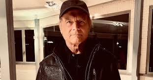 Terence hill news, related photos and videos, and reviews of terence hill performances. Fur Die Kinder Terence Hill Verkaufte Seine Bikerjacke Budterence