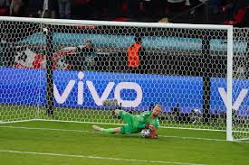 Someone used a laser pen on kasper schmeichel!!! 2zfexsuoi7gc3m