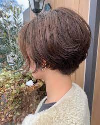 画像に含まれている可能性があるもの 1人以上 クローズアップ 美容室 襟足 ボブ