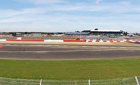 Vorige week kregen we op silverstone pas in de allerlaatste rondes spektakel te zien, vandaag wisselden de coureurs 70 jaar geleden stond het allereerste wk formule 1 op de racekalender. Club Silverstone Becketts Formule 1 Grand Prix Van Groot Brittannie 2021