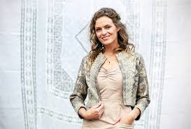 Zuzana osako se věnuje nejen komerční, módní, knižní a lidové ilustraci, ale také vytvořila vlastní značku tradice s folklorní módou. Folklorni Moda Dobyva Svet Nosi Ji I Manzelka Americkeho Velvyslance Idnes Cz