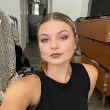 Abigail Richardson's Instagram, Twitter & Facebook