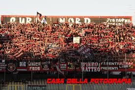 Attorno a loro c'erano tre pattuglie della polizia: Sorpasso Al Lecce Il Tifo Del Foggia Calcio Adesso E Il Secondo Della Lega Pro Foggiasport24 Com