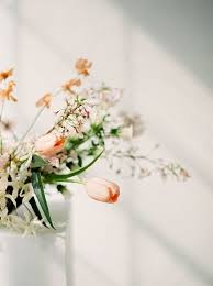 Modern Minimalistic Spring Wedding Inspiration In 2020 Vintage Wedding Flowers Inexpensive Wedding Flowers Neutral Wedding Flowers