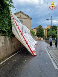 Intanto si traccia un primo bilancio dei danni provocati nella giornata di domenica 25 luglio: Gpd7azmoygapwm