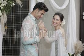 Adelle jewellery, merek perhiasan untuk cincin pernikahan irish bella dan ammar zoni, menceritakan detail cincin listring elegan dengan berlian putri, diatur untuk mewakili keabadian untuk pengantin wanita karena irish. Hujan Deras Akad Nikah Ammar Zoni Irish Bella Dipindah Dari Hutan Pinus Ke Tenda Tabloidbintang Com