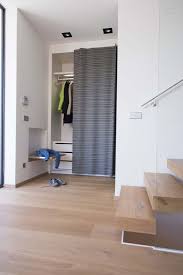 Loft78 Com Ein Schiebe Vorhang Deckt Die Garderoben Nische Ab Die Abklappbare Bank Ist Flachig Garderobennische Garderoben Eingangsbereich Wohnung Vorhange