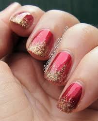Hand mit rot nagel mit gold muster stock foto k17638668. Nageldesign Weihnachten 101 Inspirierende Fingernagel Ideen Nageldesign Weihnachten Nagelideen Nageldesign