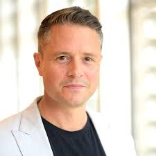 50 Days of Social Media: 50 incredible ways social media can give you the  exposure you deserve: Scott, Iain G., Corbett, Anna: 9781544277424:  Amazon.com: Books