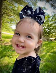 We love a good bow & sunnies! 🫶🏻 Magnolia's Treasure Co♠️⚡️ Use code  LILLIANROSE to save!