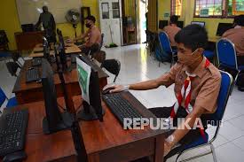 Download logo atau lambang smk negeri 3 purwokerto vector cdr, svg, ai, eps & pdf format, vektor hd dan png. Kelas Tatap Muka Smk Di Jombang Republika Online