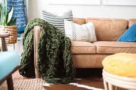 Arm knitting is an easy way to create chunky garments in a hurry. Arm Knit Blanket How To Make Using Chunky Yarn